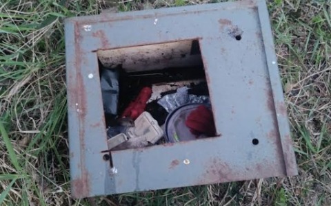 Ritrovati oggetti rubati in una zona boschiva di Senago