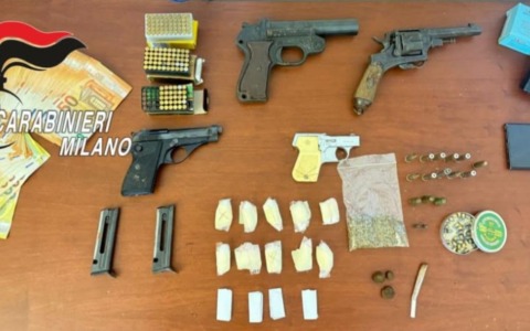 Arrestato un 56enne per possesso di armi e sostanze stupefacenti