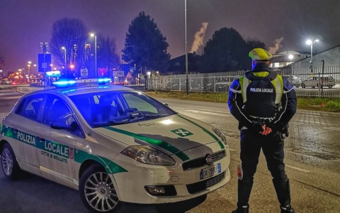 Bollate: sequestrate scarpe contraffatte in un’auto