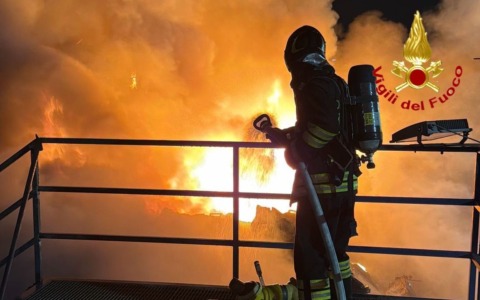 Incendio in un’azienda di smaltimento rifiuti a Bollate