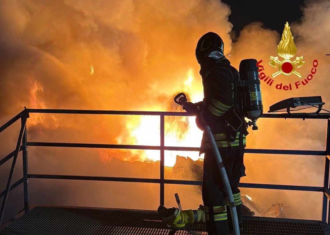 Incendio in un’azienda di smaltimento rifiuti a Bollate