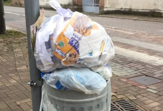 Sorprese a Cesate: rifiuti domestici nei cestini pubblici, multe in arrivo
