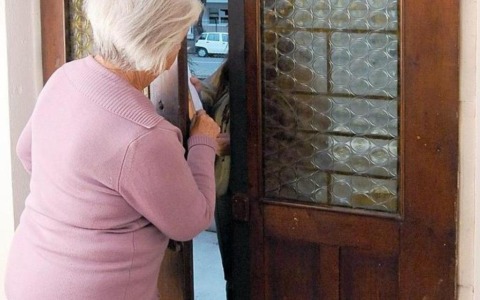 “Incidenti e truffe: l’85enne salvata dal nipote”