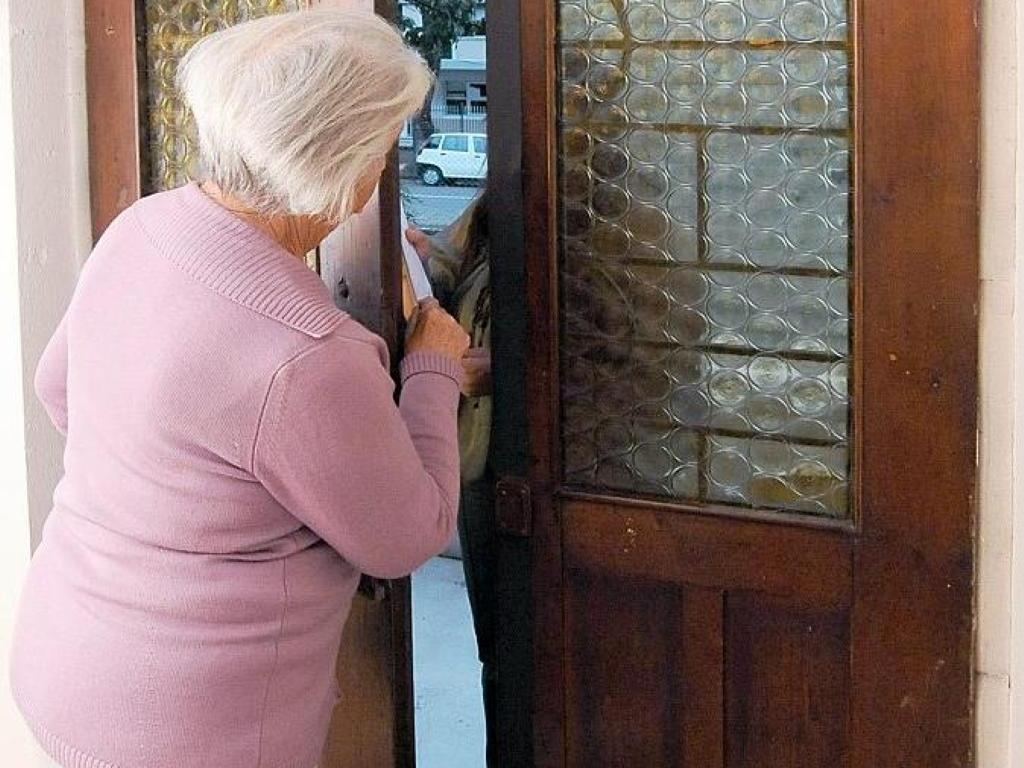 “Incidenti e truffe: l’85enne salvata dal nipote”