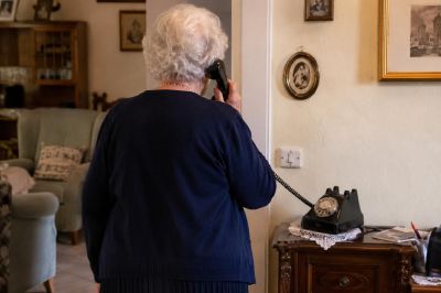 Arrestati quattro individui per truffe agli anziani tramite spoofing