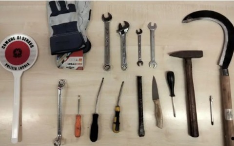 Polizia ferma un uomo con armi e strumenti per scasso dopo una fuga