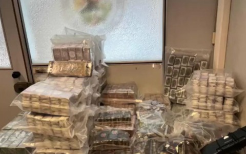 Scoperti 30 kg di hashish in auto e 160 kg in frigo: arrestati due pusher