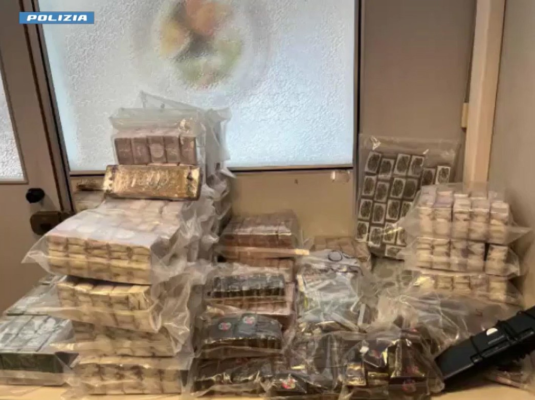 Scoperti 30 kg di hashish in auto e 160 kg in frigo: arrestati due pusher