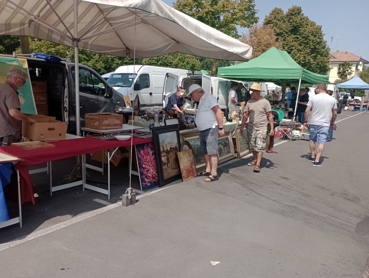 A Garbagnate Milanese il mercato dell’antiquariato: successo e polemiche per i parcheggi