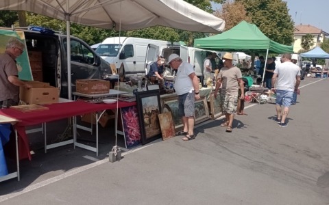 A Garbagnate Milanese il mercato dell’antiquariato: successo e polemiche per i parcheggi