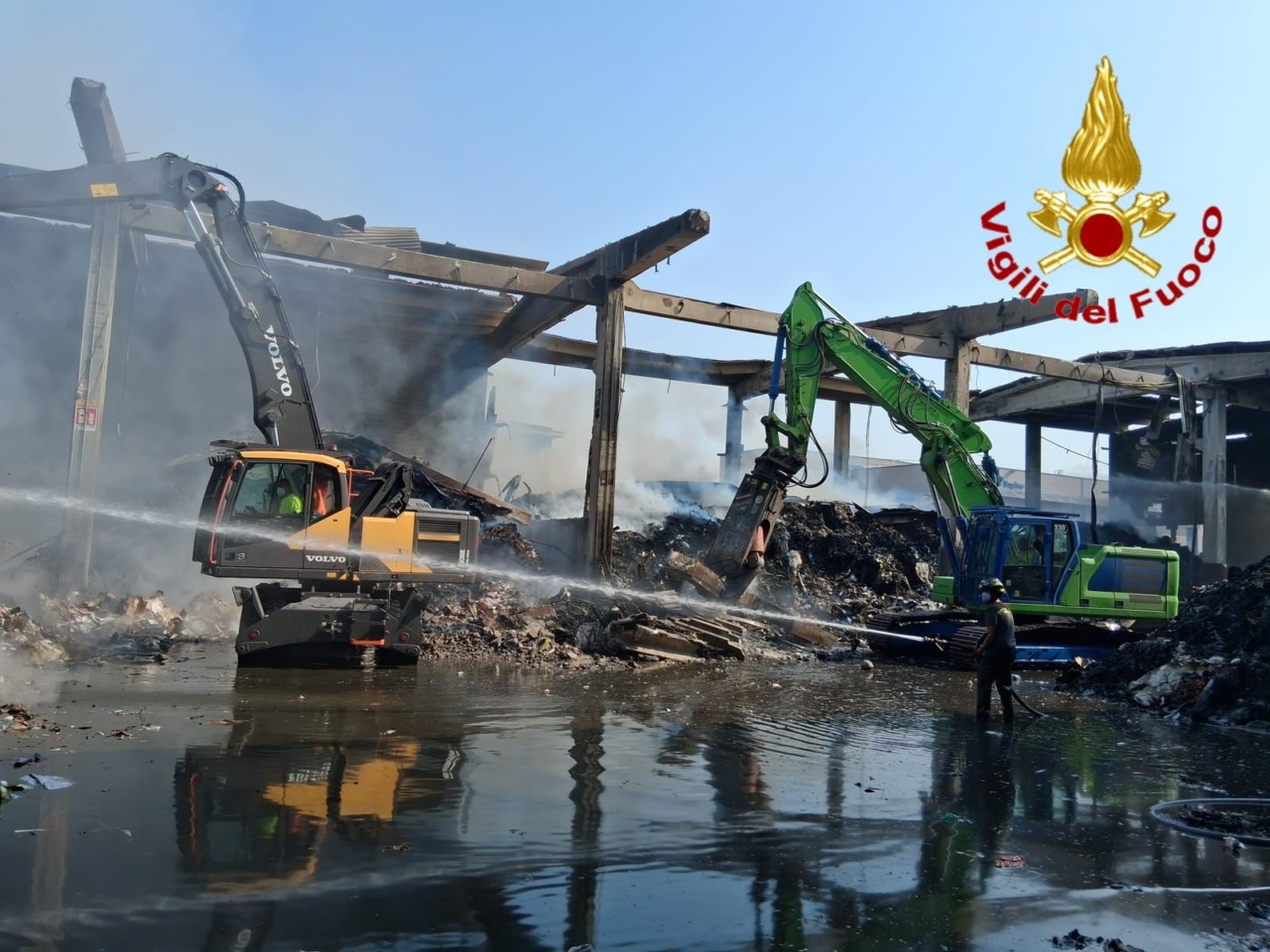Incendio alla piattaforma ecologica di Novate Milanese: le operazioni di bonifica continuano