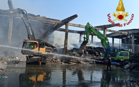 Incendio alla piattaforma ecologica di Novate Milanese: le operazioni di bonifica continuano