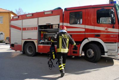 Incendio in via Beltrami: un uomo ferito e fiamme nel deposito rifiuti