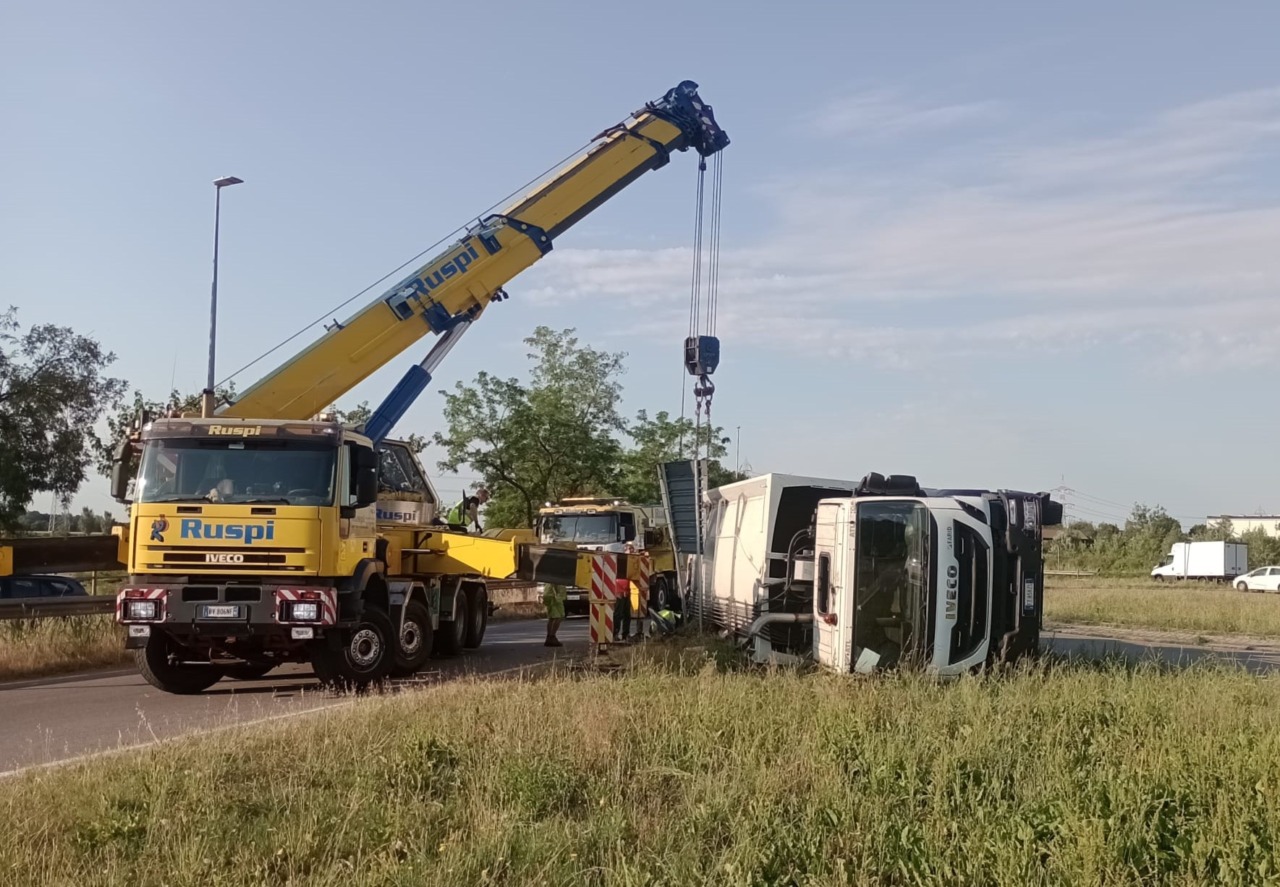 Rovesciamento di un camion su via 1° Maggio