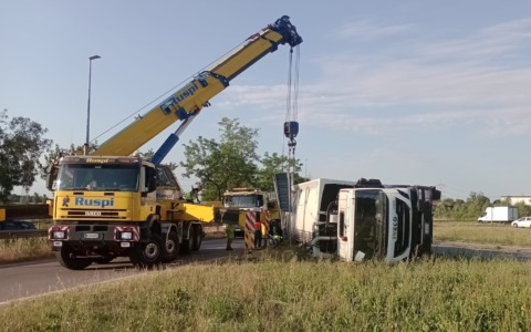 Rovesciamento di un camion su via 1° Maggio