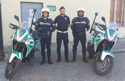 Tre persone e una bambina su una bicicletta modificata