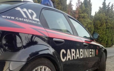 Un 31enne marocchino minaccia al comando di Polizia con un coltello: arrestato